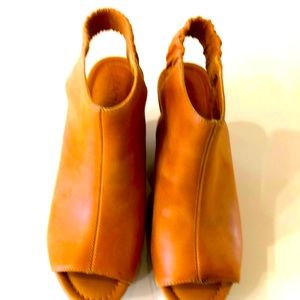 Kenneth Cole Upper leather EUC Sandals